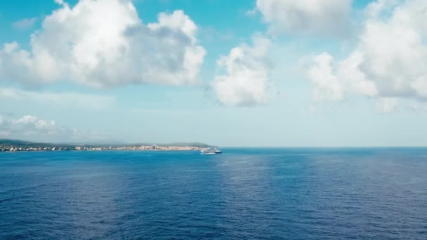 Wielki Statek Wycieczkowy Opuszcza Port Wybrzeżu Morza Śródziemnego Niesamowite Piękne — Wideo stockowe