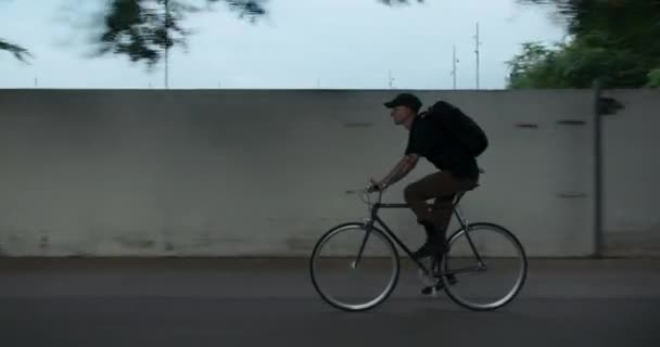 Boczne Ujęcie Młodego Człowieka Dojeżdżającego Rowerze Mieście Użyj Roweru Miejskiego — Wideo stockowe