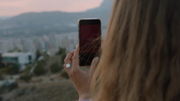 Jovem Mulher Usar Aplicativo Smartphone Para Fazer Fotos Gravar Vídeos — Vídeo de Stock