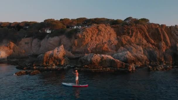 Cinematic Aerial Drone Shot Man Paddle Sup Board Coast Early — Vídeos de Stock