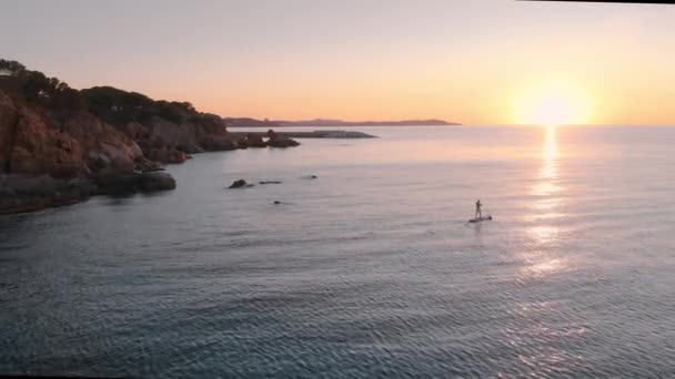站在船桨上的运动员在海上迎接日出或日落 自由和宁静的喜悦 健康的健身生活方式 冥想的概念 — 图库视频影像