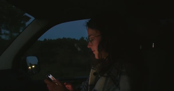 Vederea Laterală Femeii Scaunul Pasagerului Mașinii Uită Telefon Text Noapte — Videoclip de stoc
