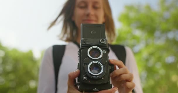 Young Beautiful Woman Use Vintage Analog Medium Format Camera Make — Wideo stockowe