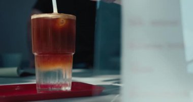 Profesyonel barista tarafından hazırlanan ferahlatıcı espresso toniği hazırlama süreci. Özel kahve dükkanında yeni tarz kahve içecekler..