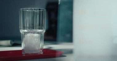 Profesyonel barista tarafından hazırlanan ferahlatıcı espresso toniği hazırlama süreci. Özel kahve dükkanında yeni tarz kahve içecekler..