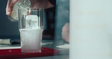 Profesyonel barista tarafından hazırlanan ferahlatıcı espresso toniği hazırlama süreci. Özel kahve dükkanında yeni tarz kahve içecekler..