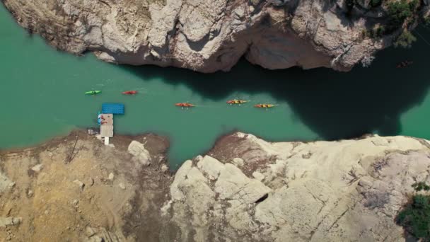 Top View Group Kayaks Floating River Canyon Spirit Discovery Adventure — 图库视频影像