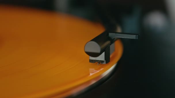 Close Turntable Stylus Touching Slowly Turning Orange Vinyl Record Vintage — Vídeos de Stock