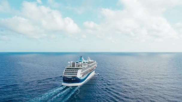 Orbit Skott Runt Stora Passagerarfartyg Havet Vid Dramatiskt Mulet Väder — Stockvideo