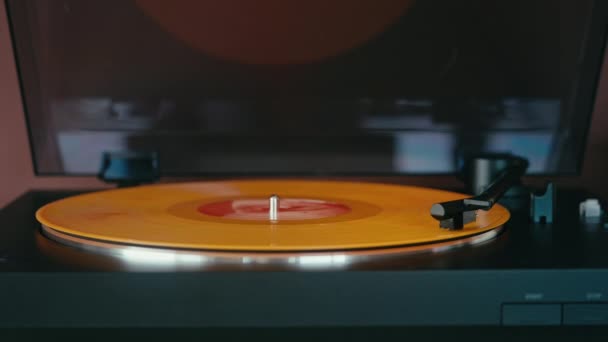 View Open Vintage Vinyl Record Player Spinning Orange Retro Disc — Vídeos de Stock