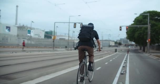 Följ Bilden Ung Man Rida Cykel Staden Cykel Körfält Infrastruktur — Stockvideo