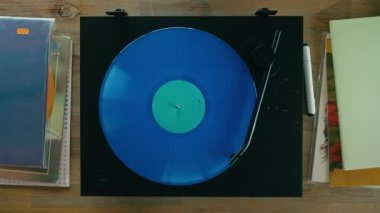 Modern pikapta renkli vinil çalar. Hipster kahve dükkanı ya da retro müzik barı konsepti. Siyah turntable stili iğne ile yüzeye dokunuyor. 