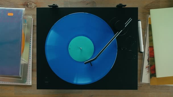 Etrafta Dönen Parlak Mavi Renkli Vinilin Üst Görüntüsü Diğer Disklerle — Stok video