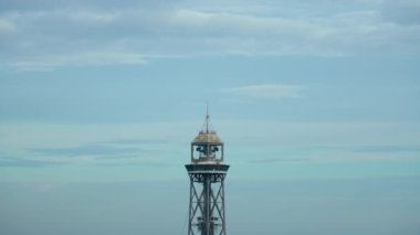 Uçan martılarla dolu, bulutlu bir arka planda Funicular terminali. Turistler gözlem noktasından manzaranın tadını çıkarıyorlar. Seyahatler için toplu taşıma.