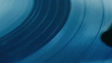 Müzik setinin makro çekimleri pikabın pikap stili mavi plağı rahat bir şekilde döndürür, stil ve klasik ses üretir. Herhangi bir disko ya da partide ortamı hazırlamak için mükemmel..