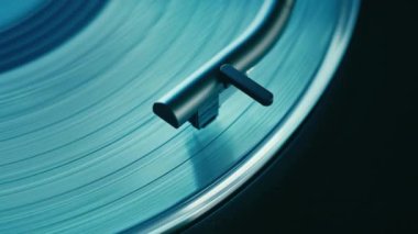 Retro gramofona yakın plan, müzik severler koleksiyonu için olmazsa olmaz, siyah ince turntable stiliyle mavi vinil çalar, eşsiz bir vintage ses yaratır. Ses stüdyosu yapımı. 