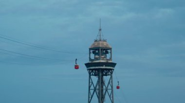 Füniküler teleferik turistleri gideceği yere taşırken, kamaralar üst noktadan aşağı hareket ediyor. Bulutlu arka planda seyahat ederken, toplu taşımacılık turistik bir deneyim sunuyor.