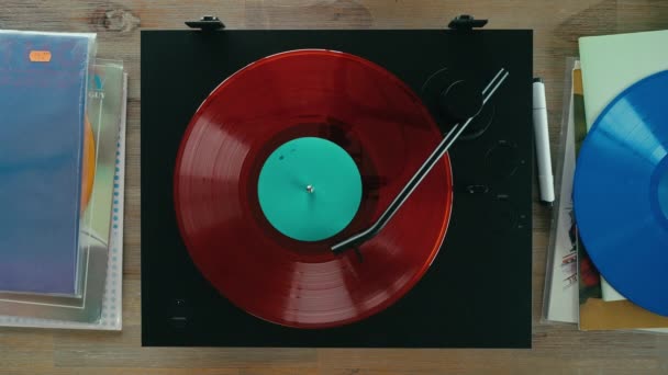 Vista Superior Del Gramófono Moderno Juega Vinilo Rojo Lápiz Giratorio — Vídeos de Stock