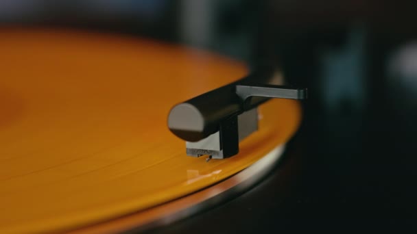 老式的乙烯唱机旋转橙色唱片 充满了另一个时代甜美的音乐声音 任何老式音频集合的经典触摸 宏观射门 — 图库视频影像