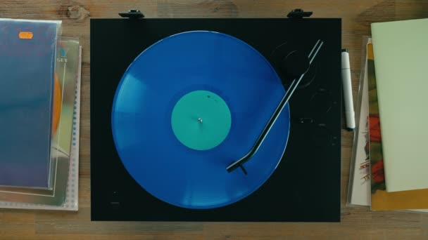 现代的乙烯唱机产生丰富而温暖的声音 因为转盘笔旋转彩色圆盘 一种永恒的音响设备 给任何音乐爱好者带来欢乐 Dj组 — 图库视频影像