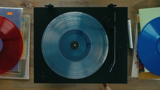 Las Manos Masculinas Ponen Disco Vinilo Azul Transparente Tocadiscos Moderno — Vídeo de stock