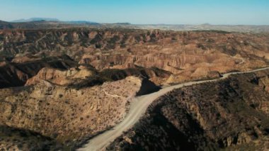 Sierra Nevada Çölü 'nün yaz sıcağında çekilmiş sinematik görüntüleri. Bisiklet süren kadın bir bisikletçi nefes kesici bir manzara. Açık hava macerası. Huzurlu bir kaçış ve zorlu bir antrenman. Hedef başarısı. 
