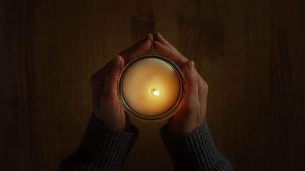 Candle Parpadea Manos Una Mujer Mientras Busca Respuestas Través Adivinación — Vídeos de Stock