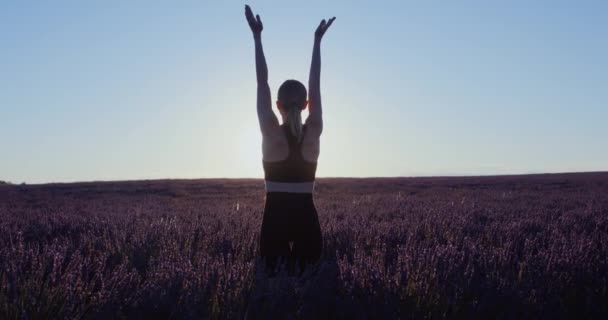 Drömmande Och Inspirerande Video Kvinnan Som Gör Yoga Sun Salutation — Stockvideo