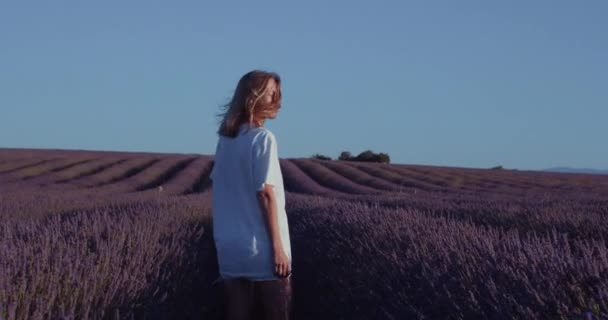 Kvinnan Går Genom Lavendelfält Vid Soluppgången Drömmande Och Inspirerande Ögonblick — Stockvideo