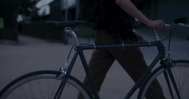 Jovem Caminhe Pela Área Pedonal Parque Rua Cidade Com Bicicleta — Vídeo de Stock