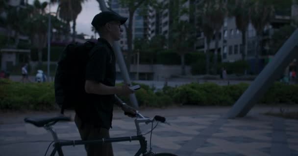 Mladý Muž Projít Pěší Zónou Parku Městské Ulice Kolem Cool — Stock video