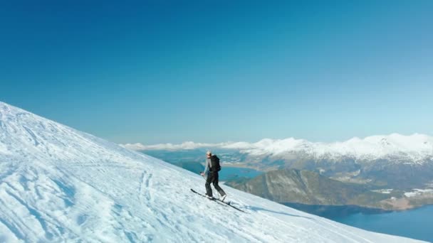 Kamera Profesyonel Dağcı Kayakçıyı Norveç Fiyordunun Dik Yamacından Yukarı Çıkarken — Stok video