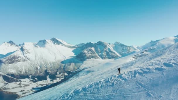 Uomo Salita Durante Avventura Scialpinistica Cammina Con Gli Sci Abbandonati — Video Stock