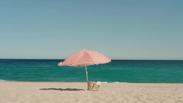 Mužské Turistické Procházky Písečné Pláži Pozadí Moře Jasné Modré Oblohy — Stock video