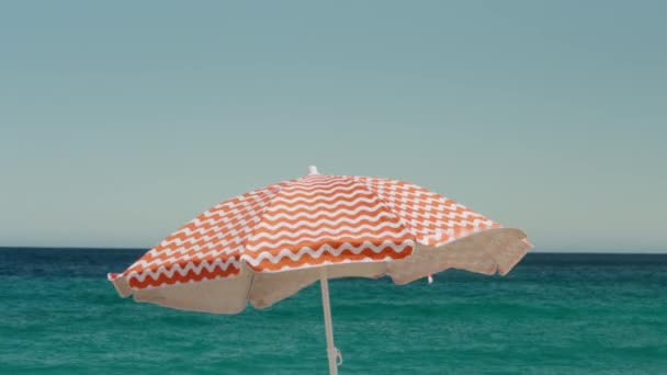 Paraguas Cinematográfico Rojo Blanco Playa Mueven Viento Concepto Vacaciones Verano — Vídeos de Stock