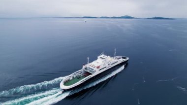 Yolcu ve araç feribotu adalar arasında ya da fiyort boyunca Norveç 'teki açık okyanus suyunda yol alıyor. Yolcular için lobiler, arabalar ve kamyonlar için güverte. Deniz lojistik ve ulaşım 