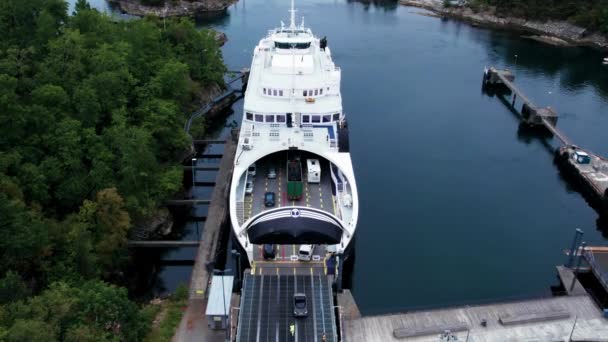 在挪威港口将汽车装上汽车轮渡 通过峡湾在各岛屿之间繁忙的旅游路线上运送车辆和乘客 — 图库视频影像