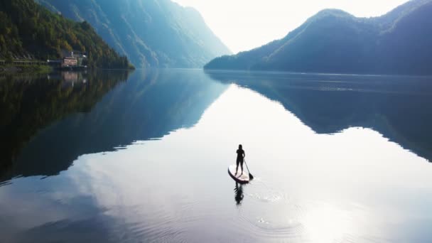 Спокойный Живописный Беспилотный Снимок Женщины Путешественницы Веслах Удивительном Норвежском Фьорде — стоковое видео