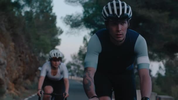 Rennradprofis Beim Harten Training Mann Und Frau Auf Rennrädern Fahren — Stockvideo