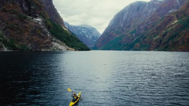 Три Жёлтых Каяка Гребут Эпическом Прекрасном Фьорде Норвегии Наружные Приключения — стоковое видео