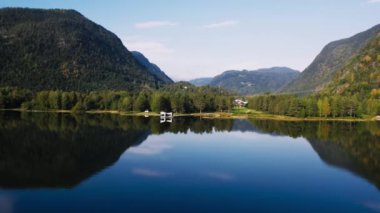 İskandinav minimalist tasarım kulübesinin ya da el değmemiş göl ya da fiyordun kenarındaki saunanın güzel, saunalı görüntüsü. Norveç 'te şaşırtıcı İskandinav tatil konsepti