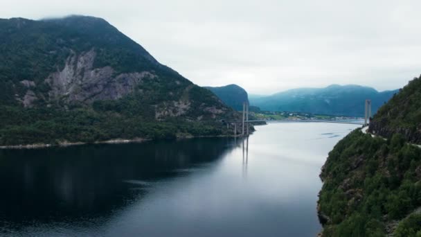 Aerial Drone Shot Lysefjordbrua Bridge Norway Puente Épico Que Conecta — Vídeos de Stock
