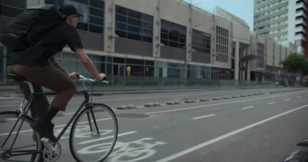Ciclista Commuter Anda Bicicleta Caminho Trabalho Escola Ciclovia Entre Carros — Vídeo de Stock