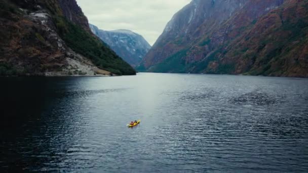 Воздушный Беспилотный Залп Пары Весел Двойном Жёлтом Каяке Величественном Норвежском — стоковое видео