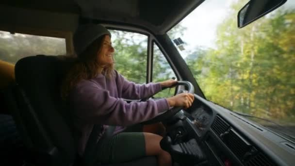 Молодая Женщина Водит Большой Фургон Фургон Небольшой Летней Дороге Концепция — стоковое видео
