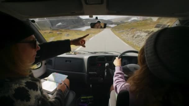 2人の友人が山道をキャンパーバンでドライブします 右ハンドドライブカメラRvバン 夏の間のロードトリップの冒険 — ストック動画