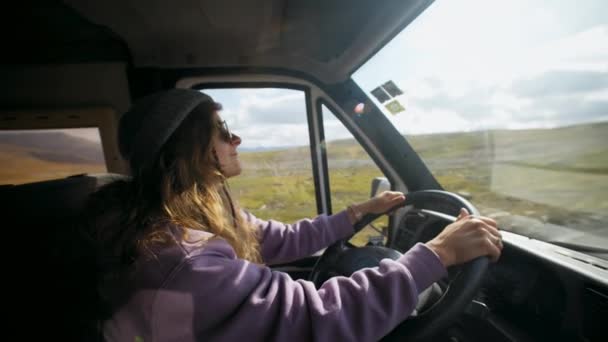 ソロの女性旅行者のサイドショットは ノルウェーの高い山道で古いキャンパーバンを運転しています 驚くべき道路の旅の冒険と放浪欲望追求 遊牧民の生活の概念 Rvキャンパーバンでの休暇 — ストック動画