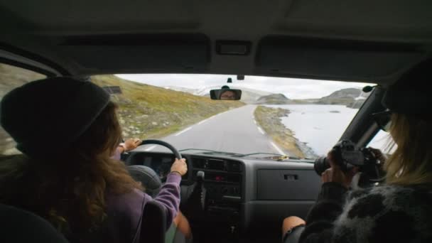 Twee Vrienden Reizen Een Gezellige Camper Een Prachtig Landschap Bergen — Stockvideo