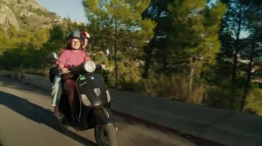 Altea, İspanya - Mayıs 2021. Saf dostluk sevincini tecrübe etmek, iki kız en iyi arkadaşının tatile çıkması, manzaralı yollarda motosiklete binmesi, temiz dağ havasını soluması. Avrupa 'da yaz macerası. 