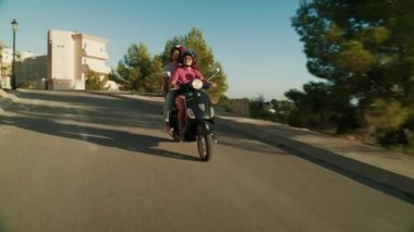 İspanya, Altea, Şubat 2020. Doğanın güzelliği ve sıcak dostluk. İki arkadaş, yaz tatilinde dağlarda ve yeşilliklerde dolanan güzel bir yolda motosiklete biniyor. Seyahat günlüğü kavramı. 